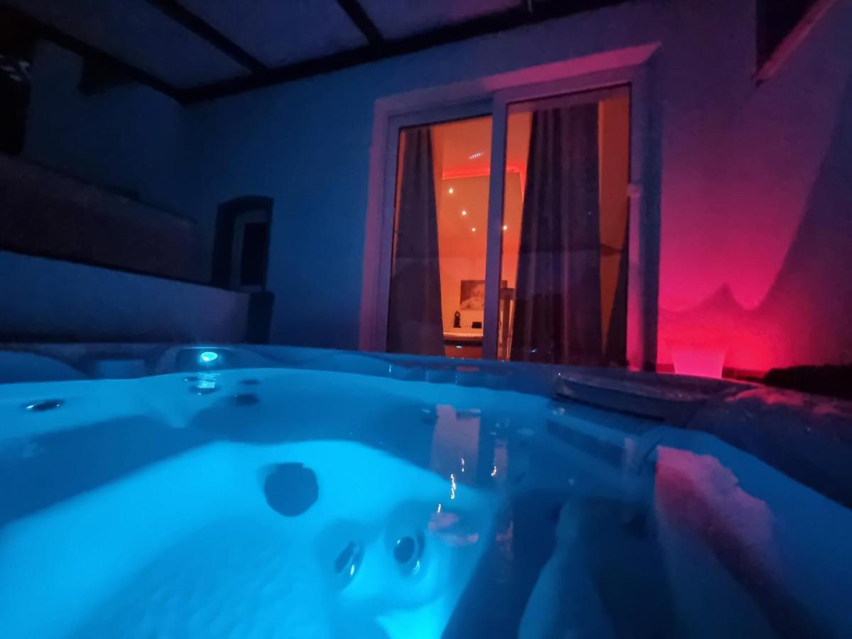 Mit Whirlpool, Wasserbett & Sauna Apartment *