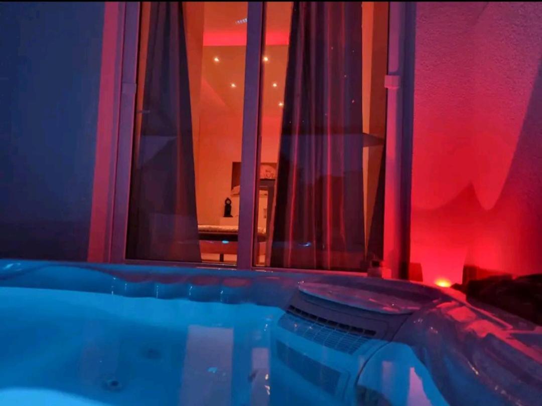 Mit Whirlpool, Wasserbett & Sauna *