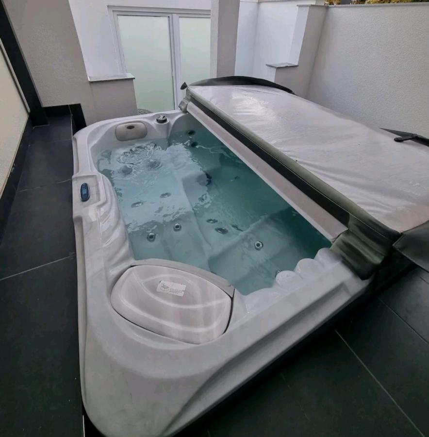 Mit Whirlpool, Wasserbett & Sauna Apartment *